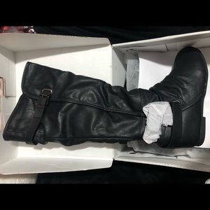 Two pairs of boots 1 Black 1 Brown both the same